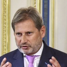 Єврокомісар застеріг Україну від дочасних виборів: уряд має працювати до завершення своїх повноважень 