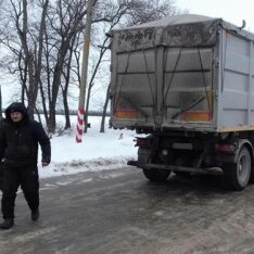 На Луганщині затримали фуру з 19 тоннами контрабандних горіхів