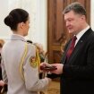 Порошенко поблагодарил женщин, которые мужественно несут бремя войны и ломают стереотип о слабости женского пола